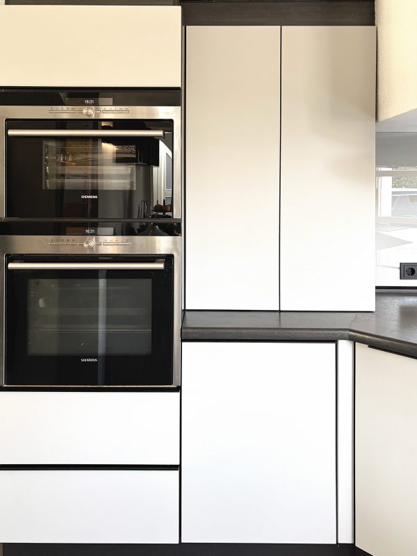 Küche schwarz weiß_Hochschrank